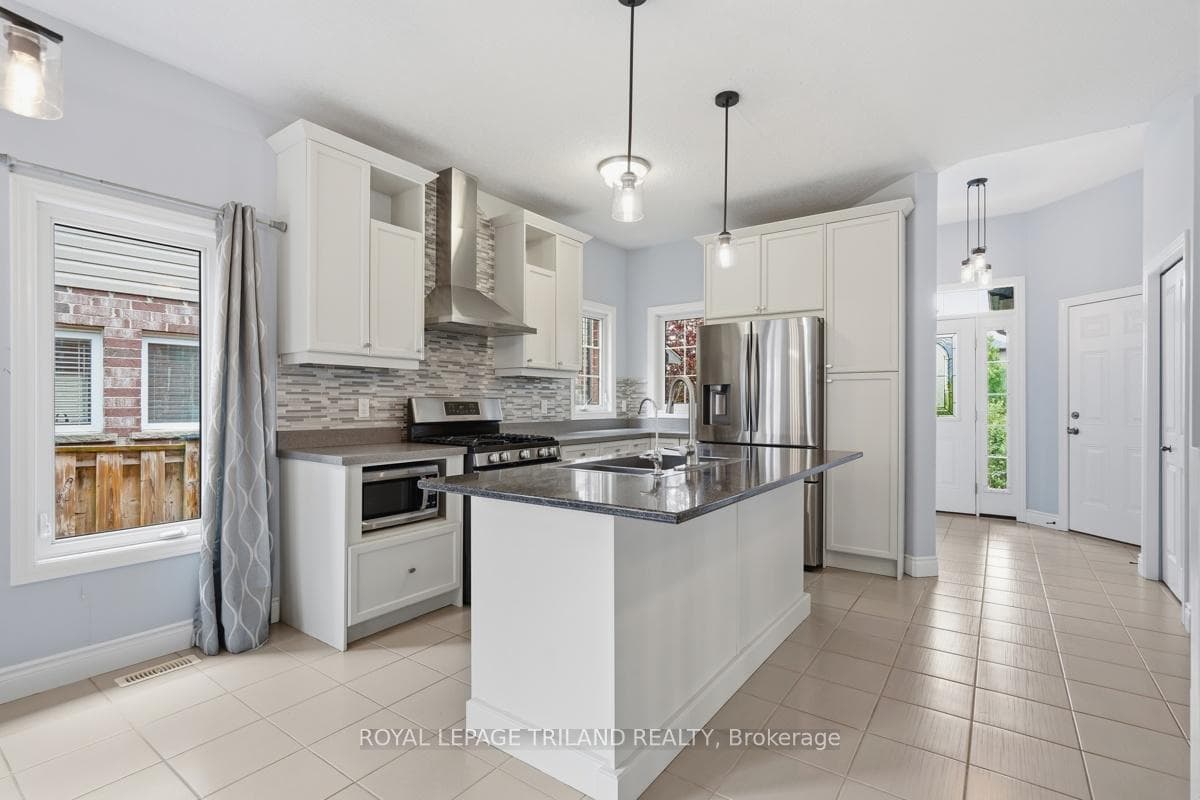989 Roulston Crescent photo 9