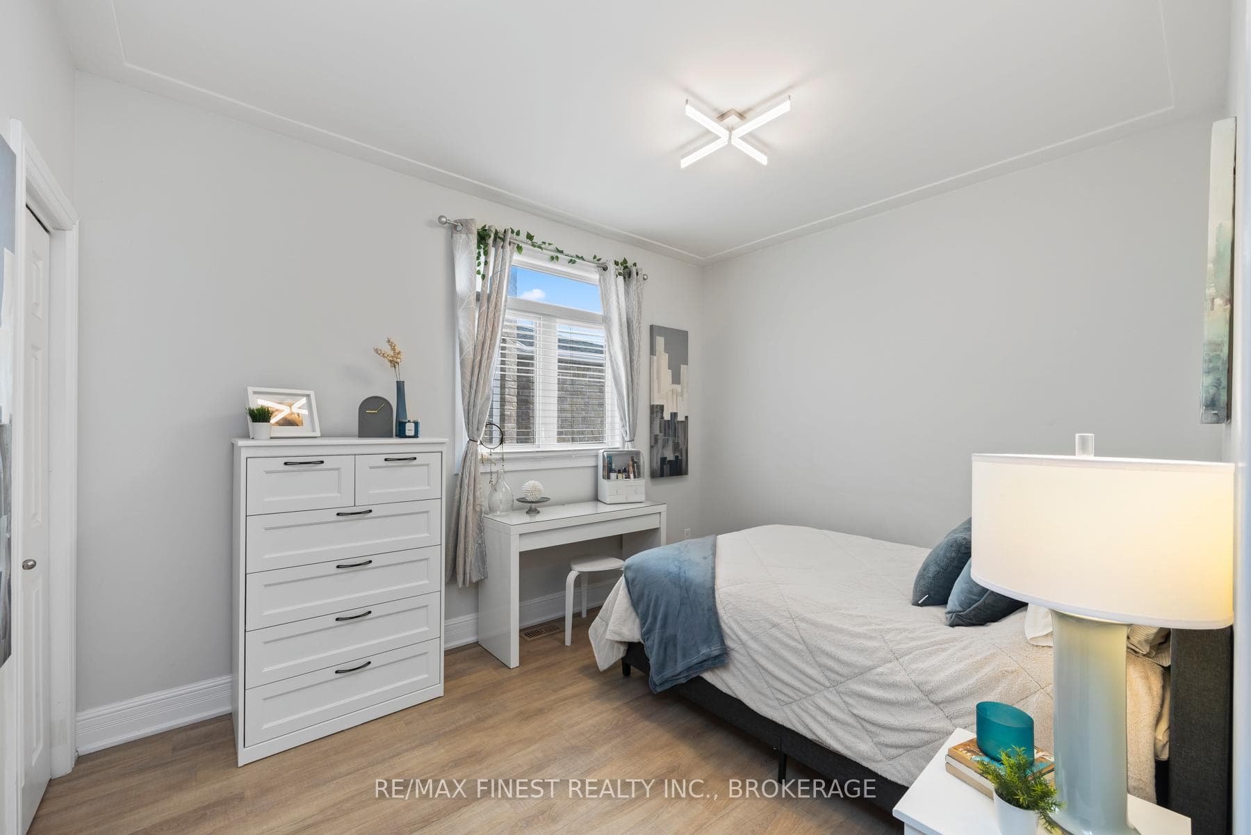 1330 Grace Avenue photo 16