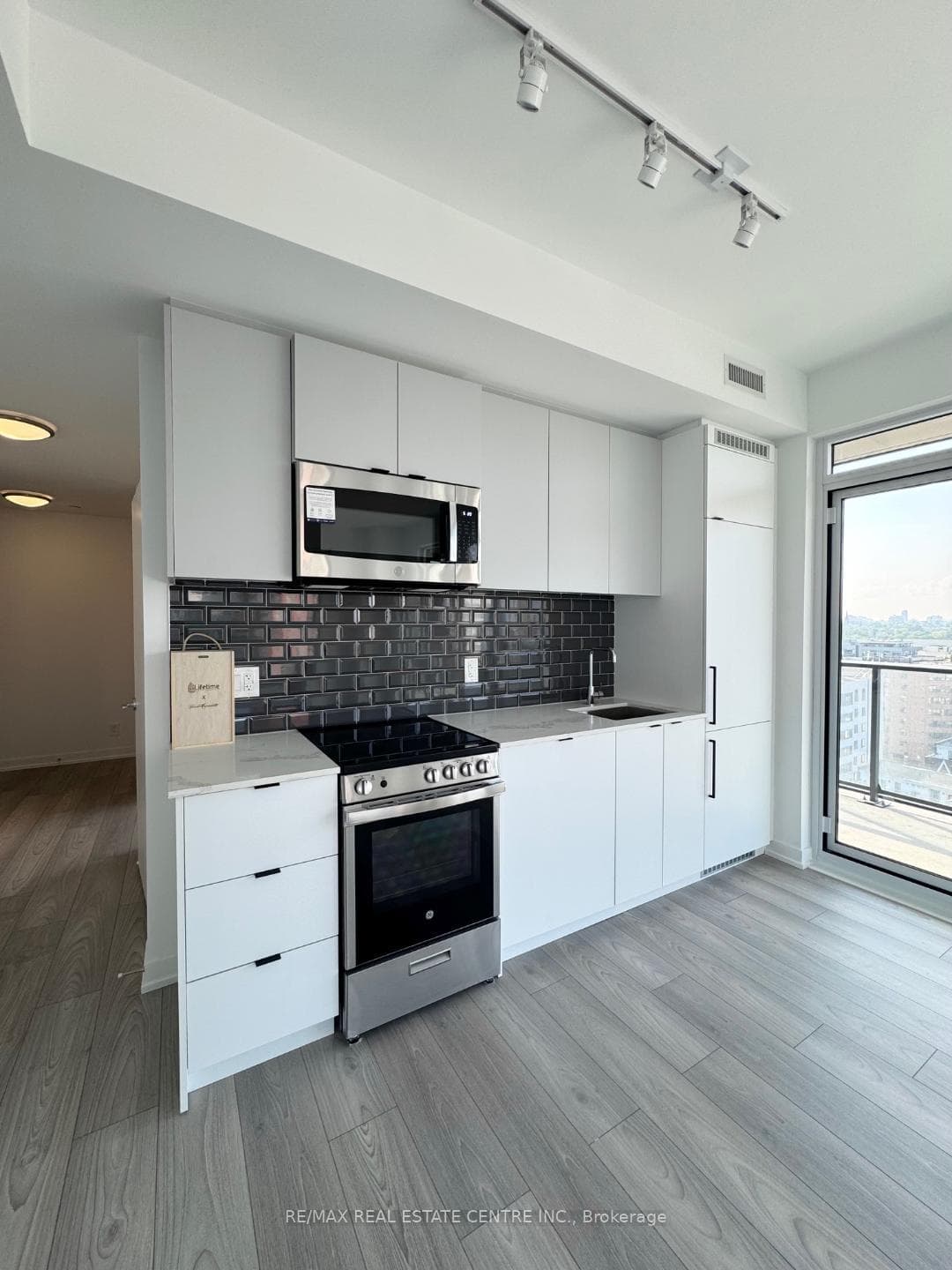 285 Dufferin Street Unit 907 photo 13