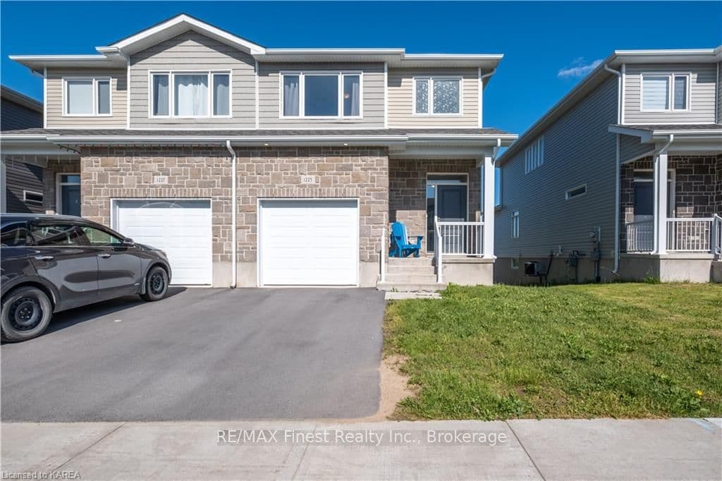 1225 MAX Crescent photo 3
