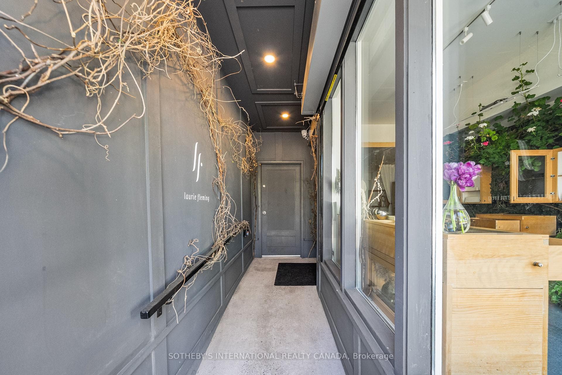919 Queen Street photo 8