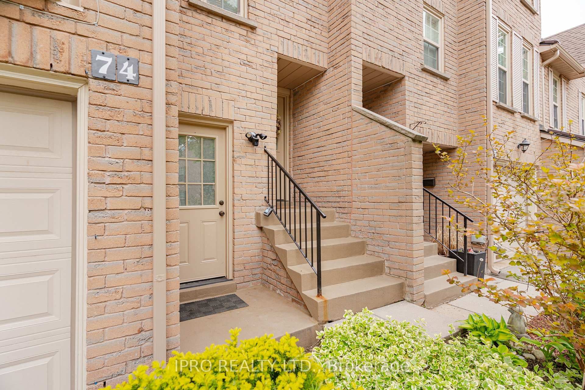 2272 Mowat Avenue Unit 74 photo 3