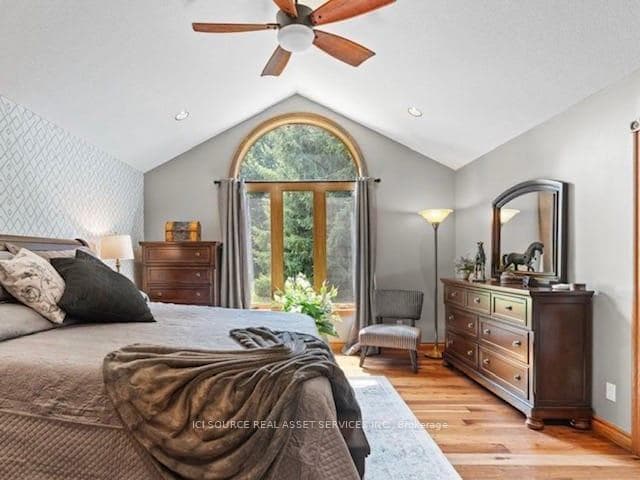 1514 Longwoods Road photo 9
