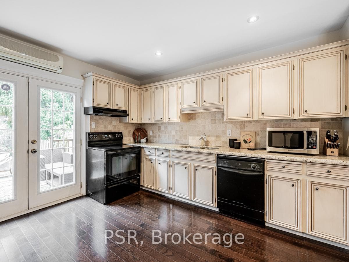 478 Merton Street photo 13