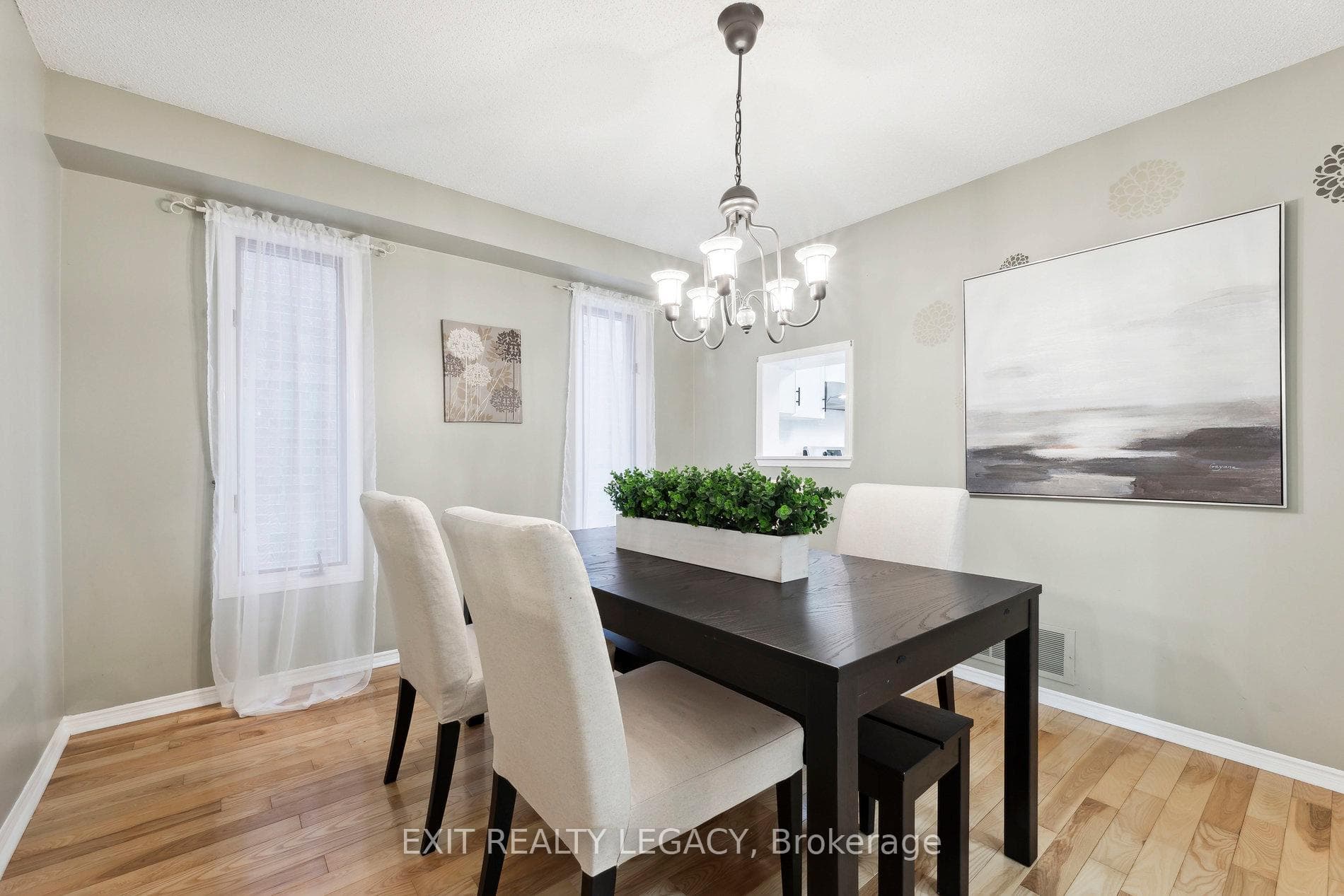 1586 Heathside Crescent photo 7