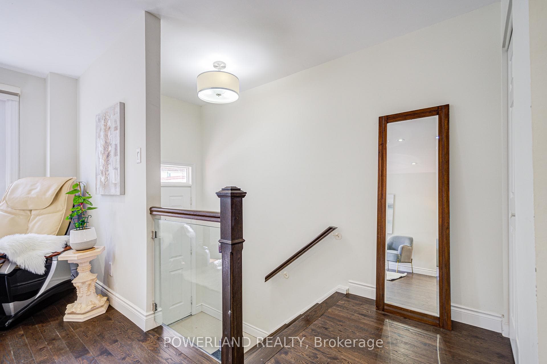 20 Coatsworth Crescent photo 5
