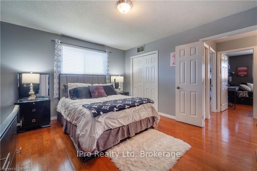 166 MERRILEE Crescent photo 30