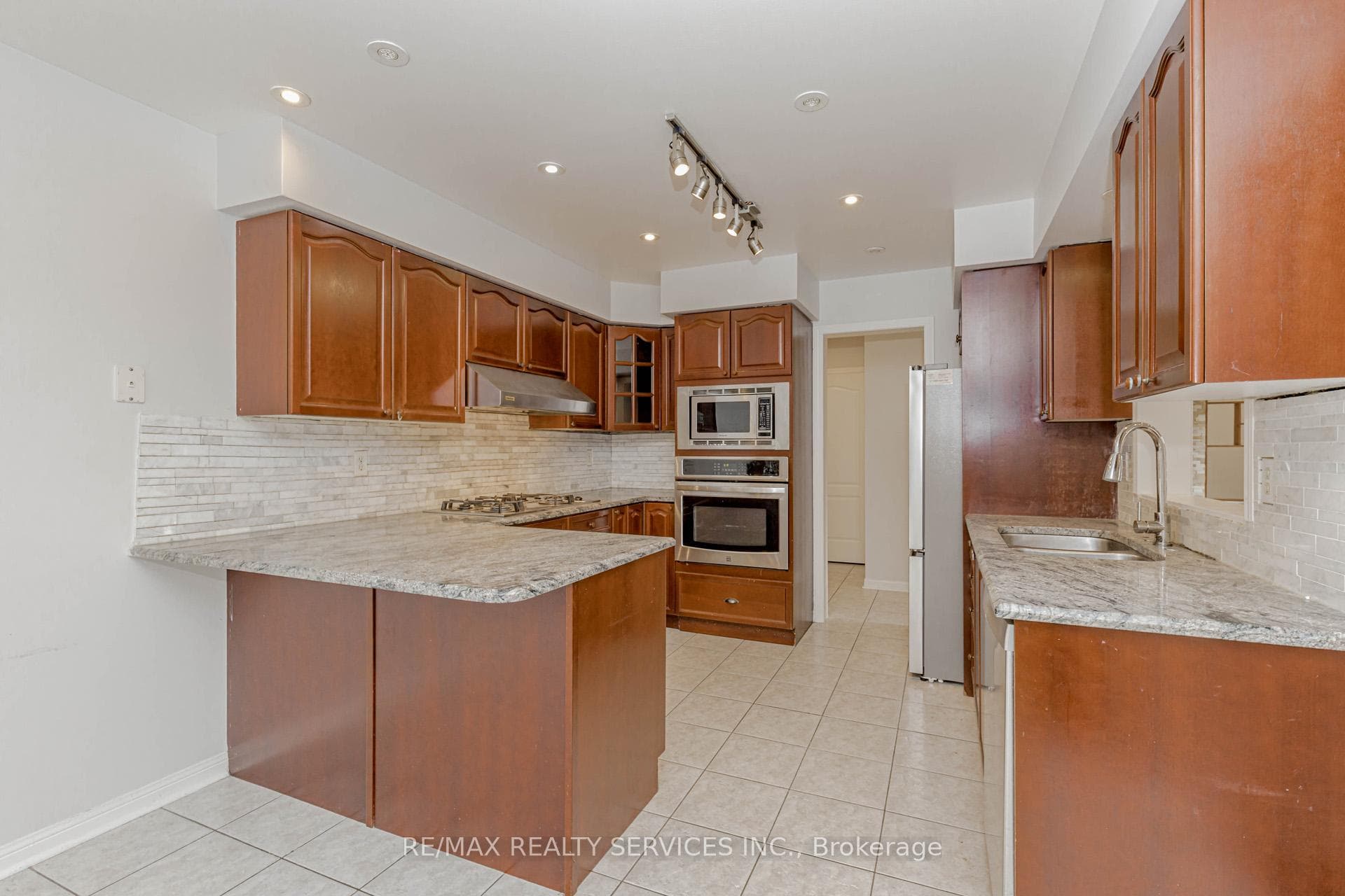 106 Narrow Valley Crescent Unit Upper photo 8