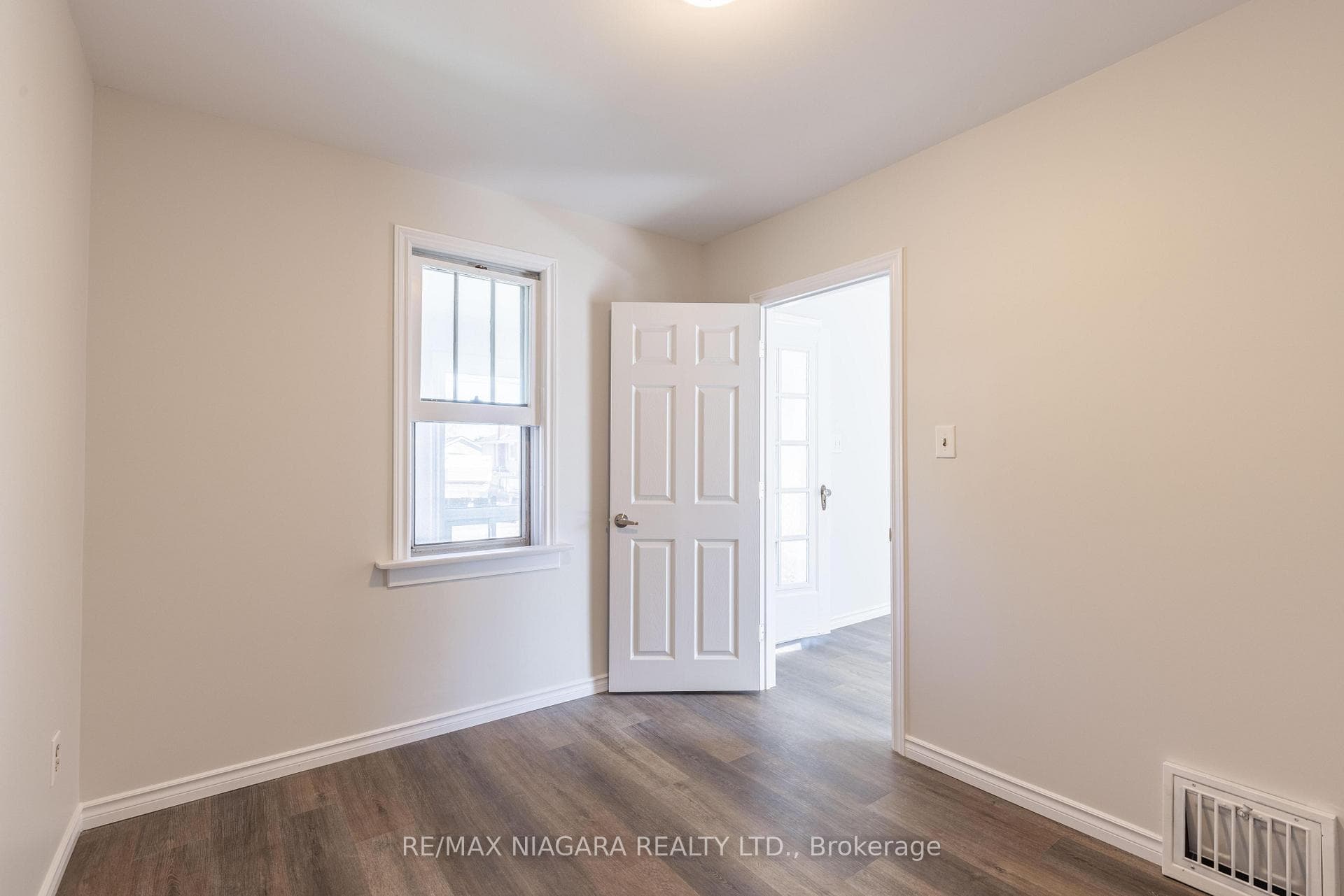 6052 Prospect Street photo 9