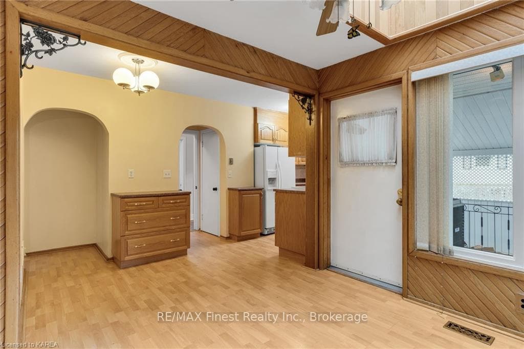 744 ALFRED Crescent photo 10