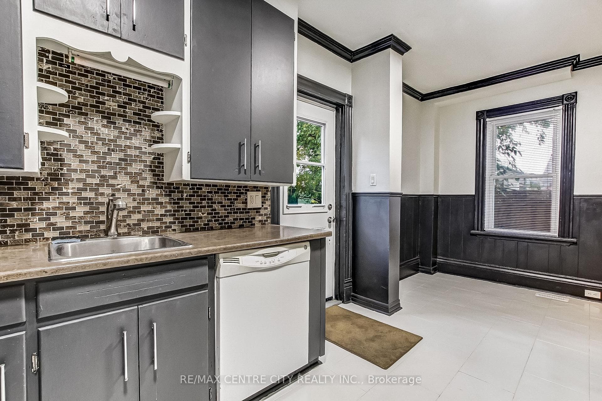 912 Dame Street photo 7