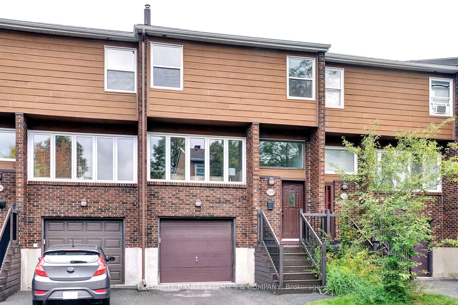 2098 Eric Crescent photo 2