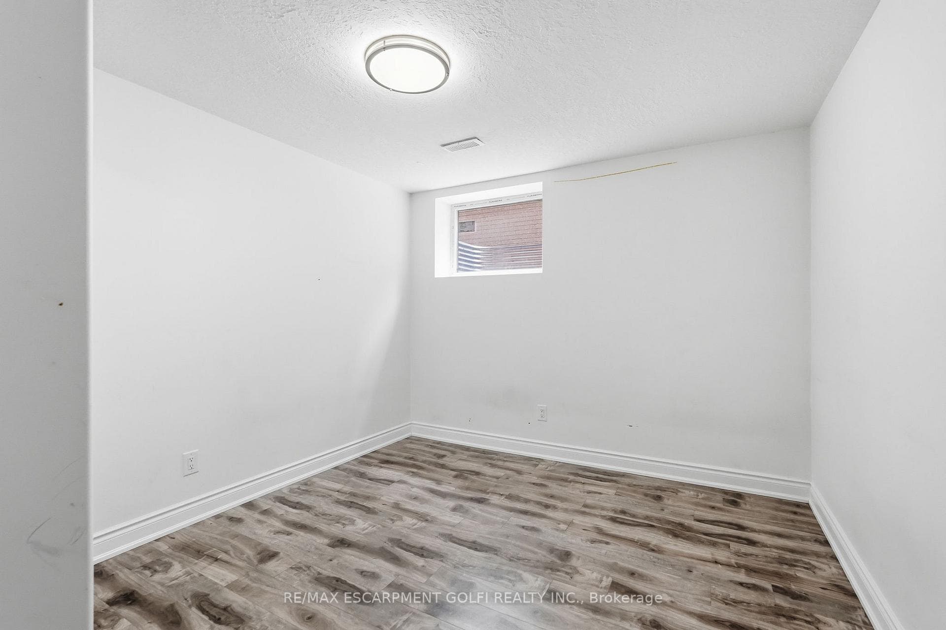 292 THORNCREST Drive photo 42