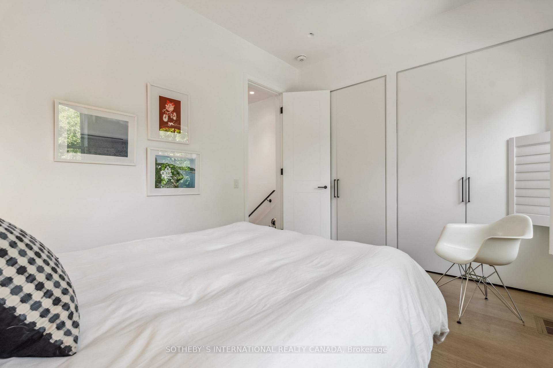 352 Wellesley Street photo 19