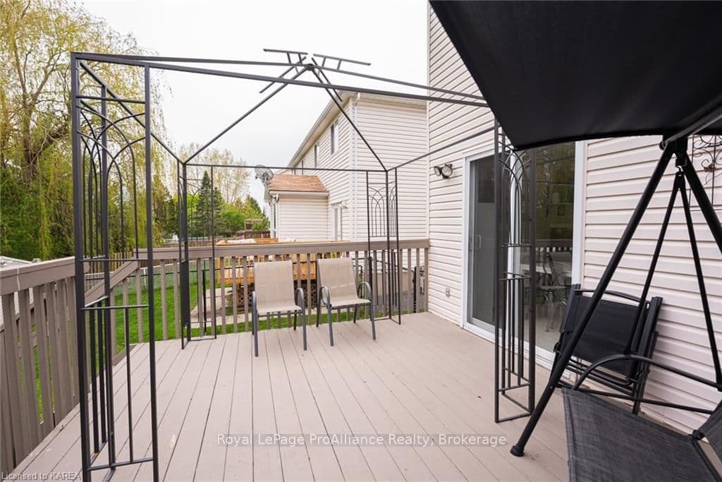 1258 BRACKENWOOD Crescent photo 26