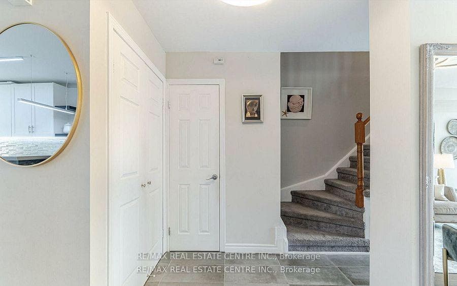 2046 Glenada Crescent photo 6