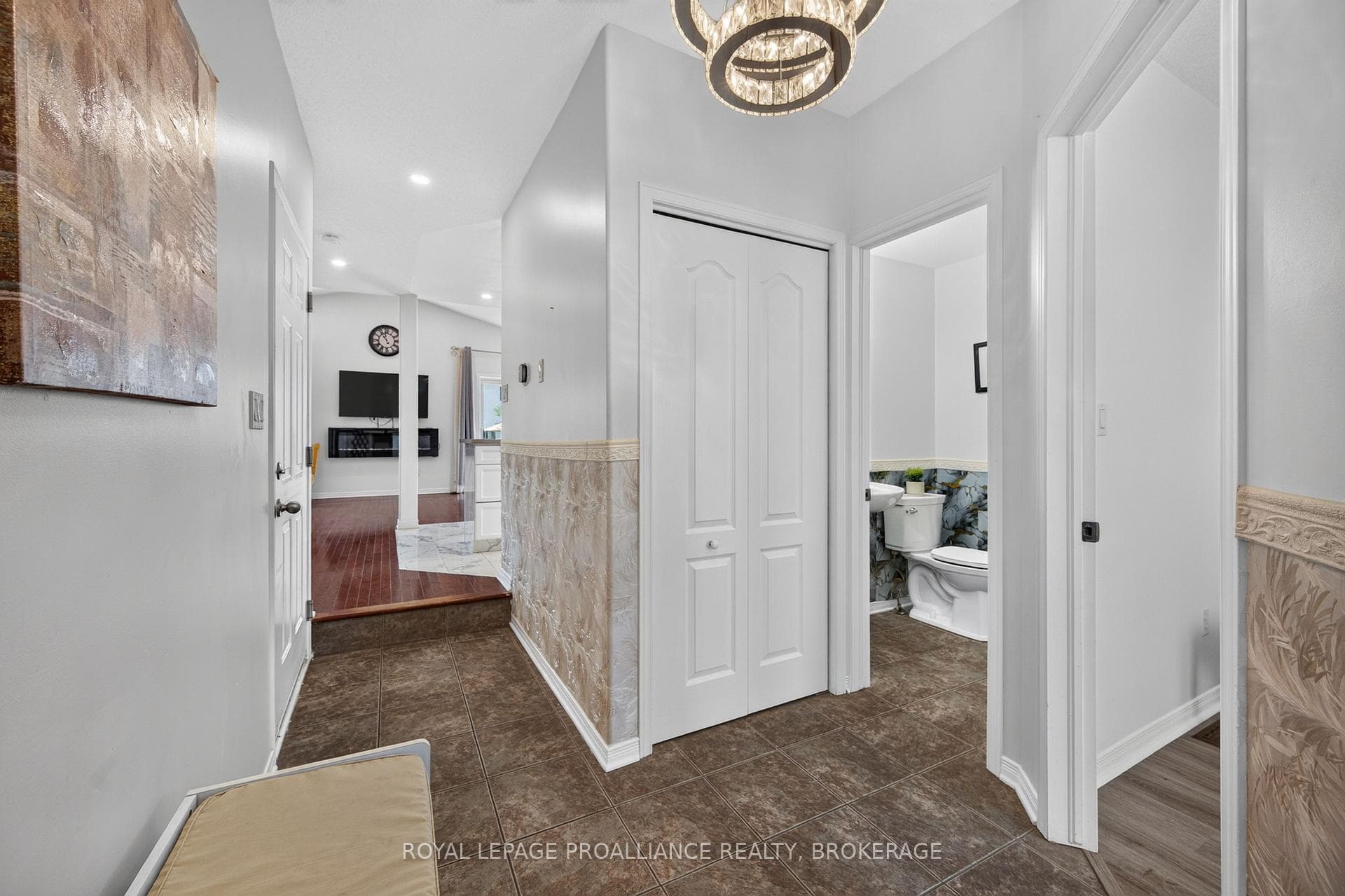 445 Maureen Street photo 5