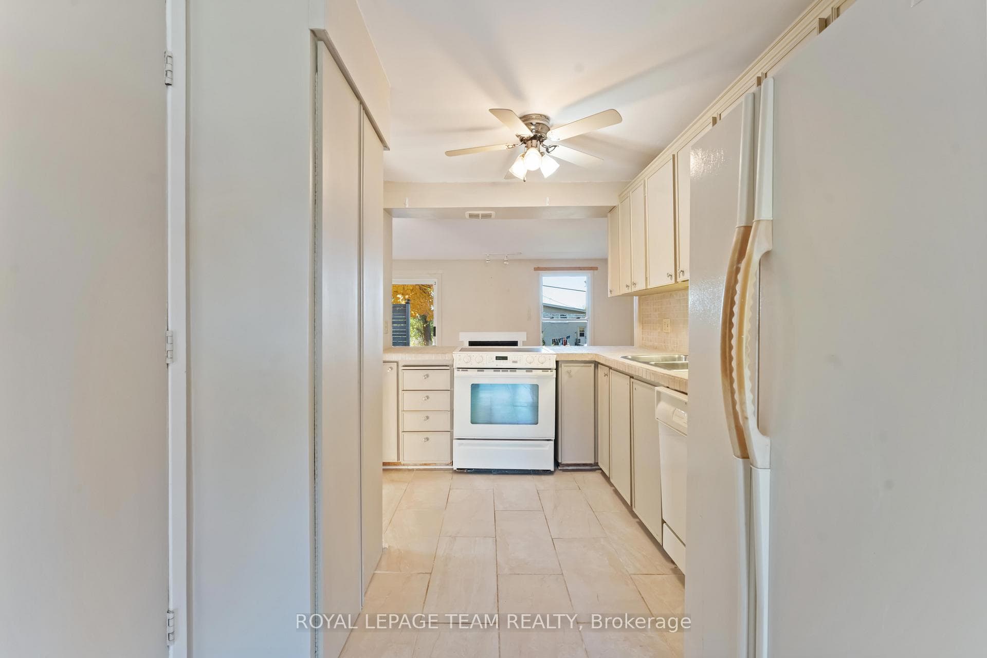 1094 Alenmede Crescent photo 5