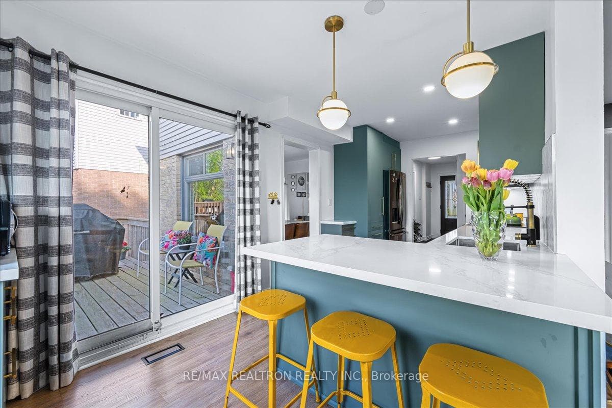 386 Harewood Boulevard photo 16