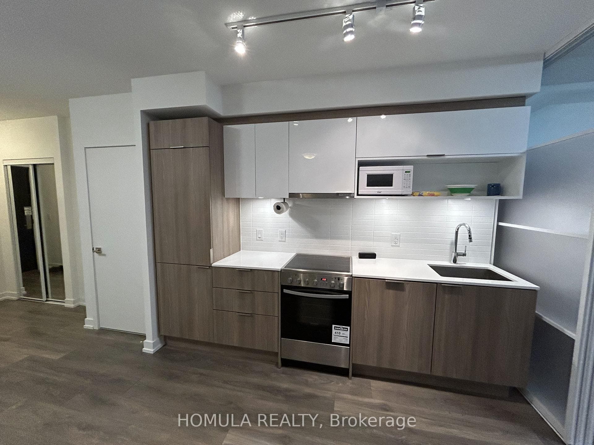159 Wellesley Street Unit 303 photo 4