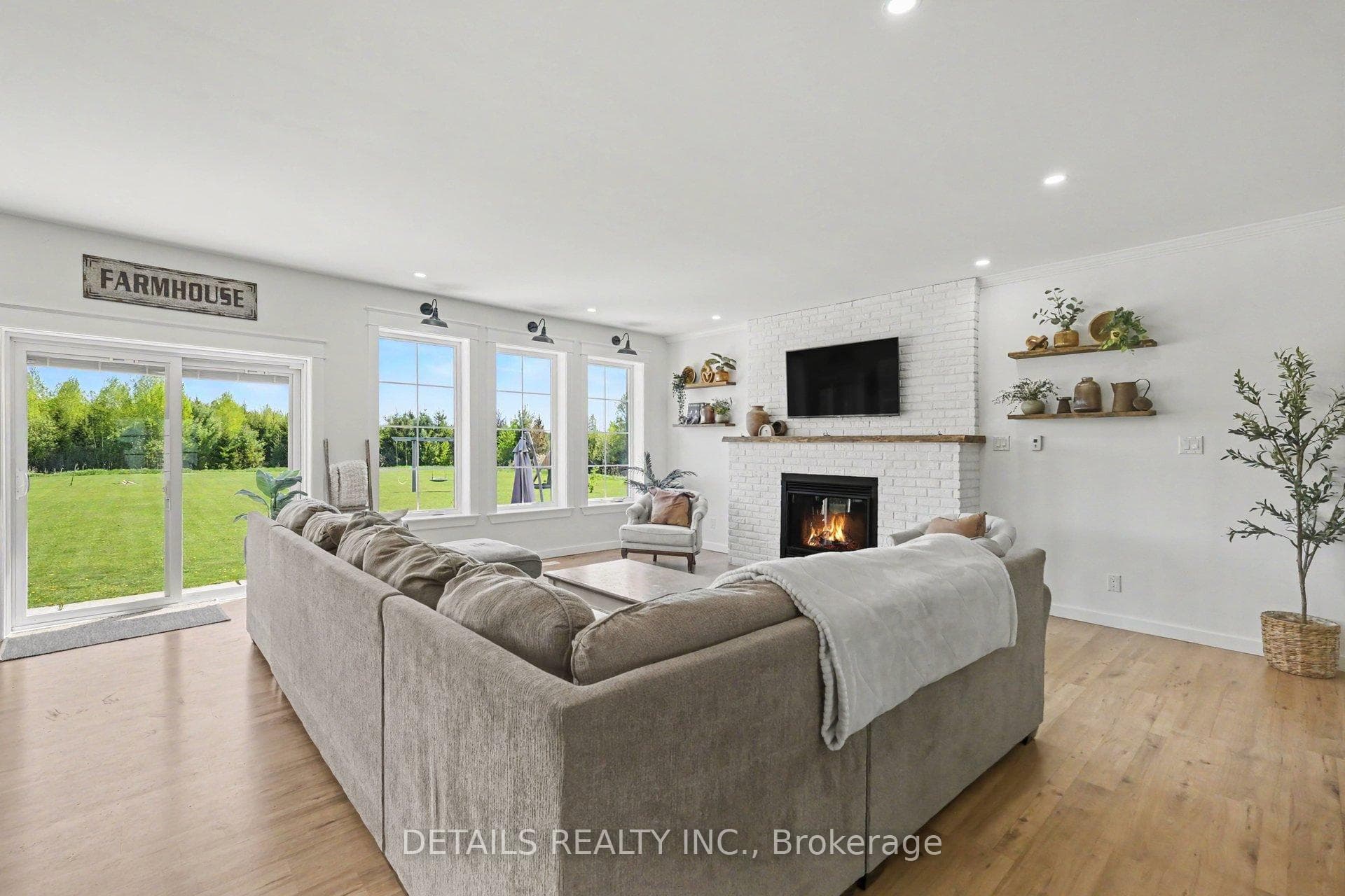 6255 Saumure Road photo 8