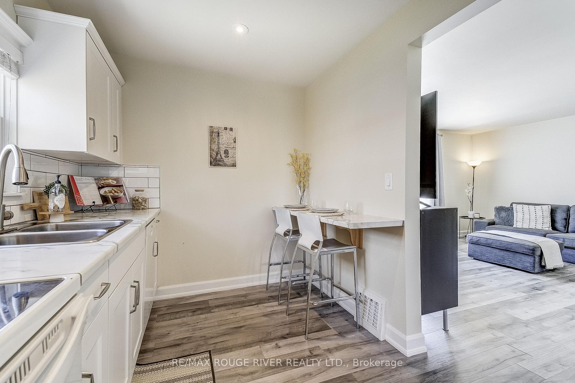 5385 Twidale Avenue photo 9