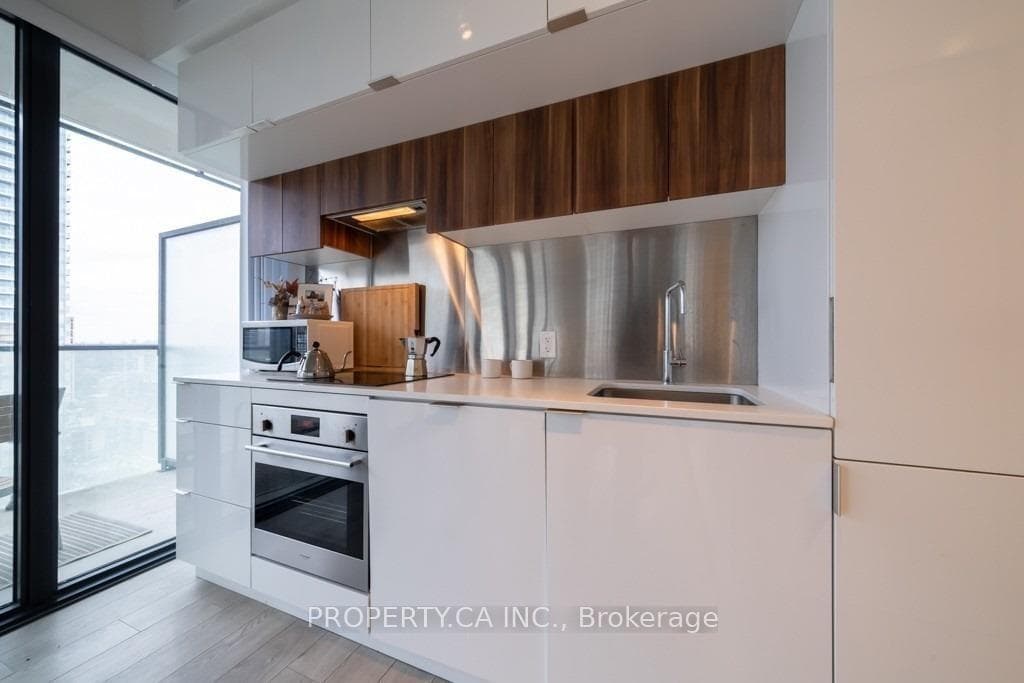 185 Roehampton Avenue Unit 1303 photo 2