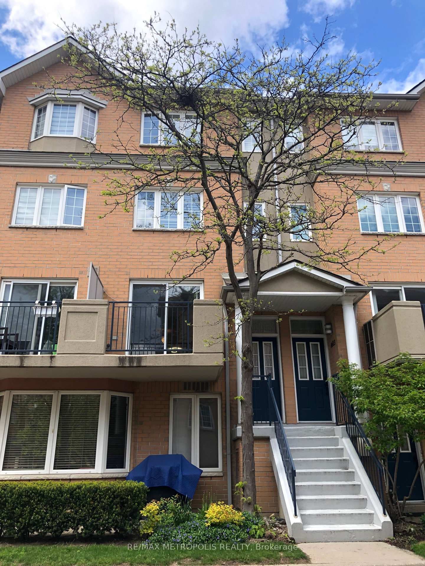 28 Sommerset Way Unit 1602 photo 1