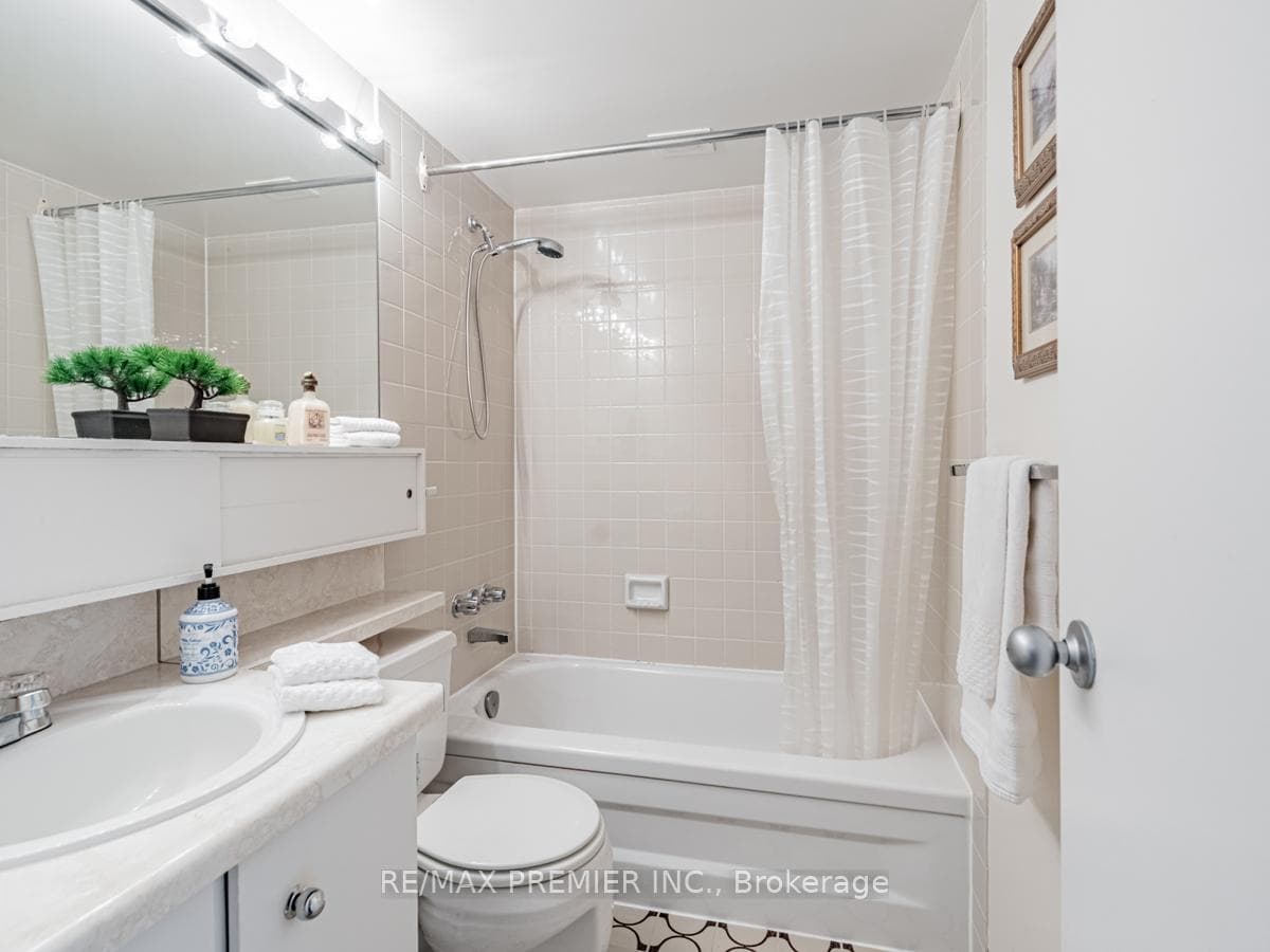 270 Scarlett Road Unit 301 photo 25