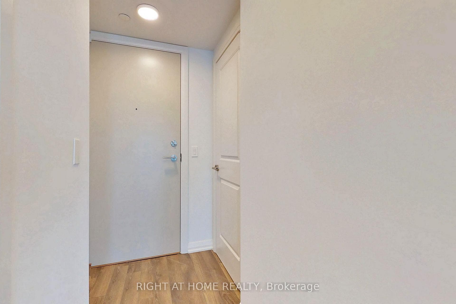 30 Meadowglen Place Unit 802 photo 13