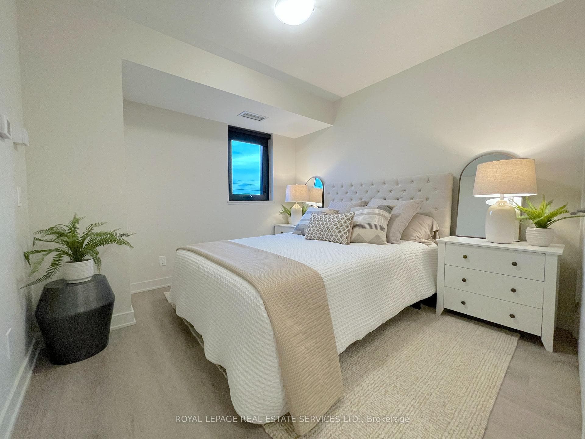 3385 Dundas Street Unit 208 photo 5