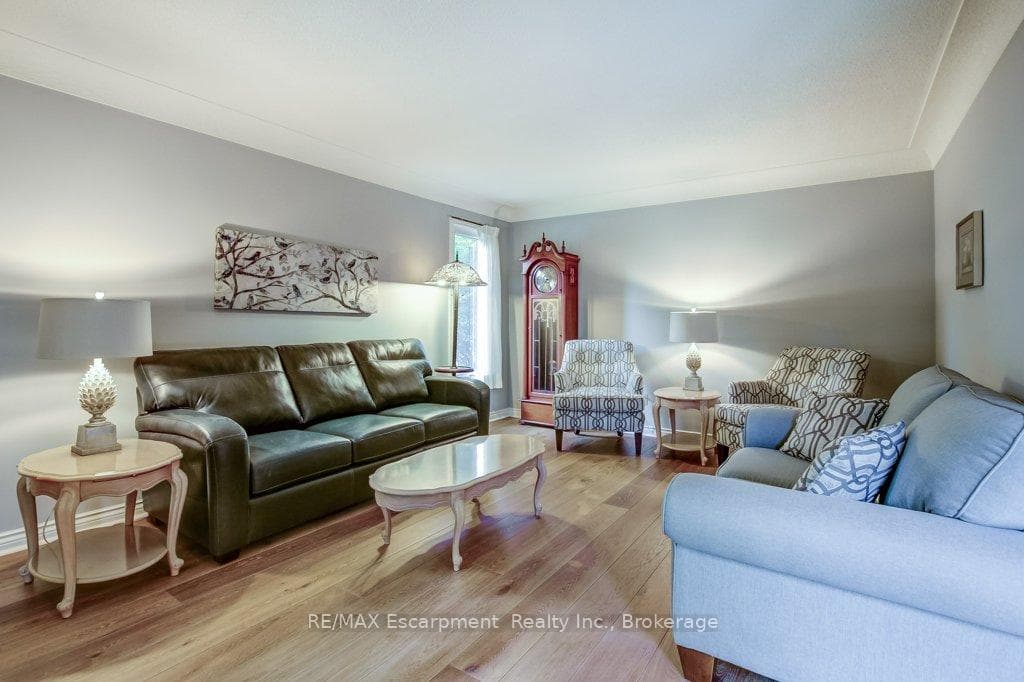 215 Briar Hill Crescent photo 5