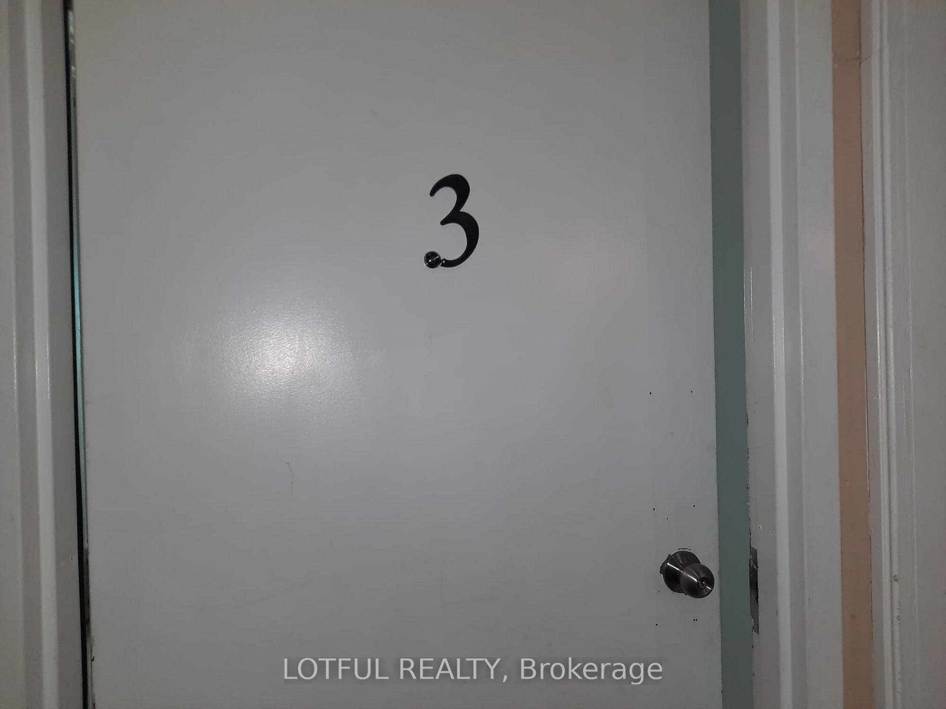 2084 Dundas Street Unit 3 photo 2
