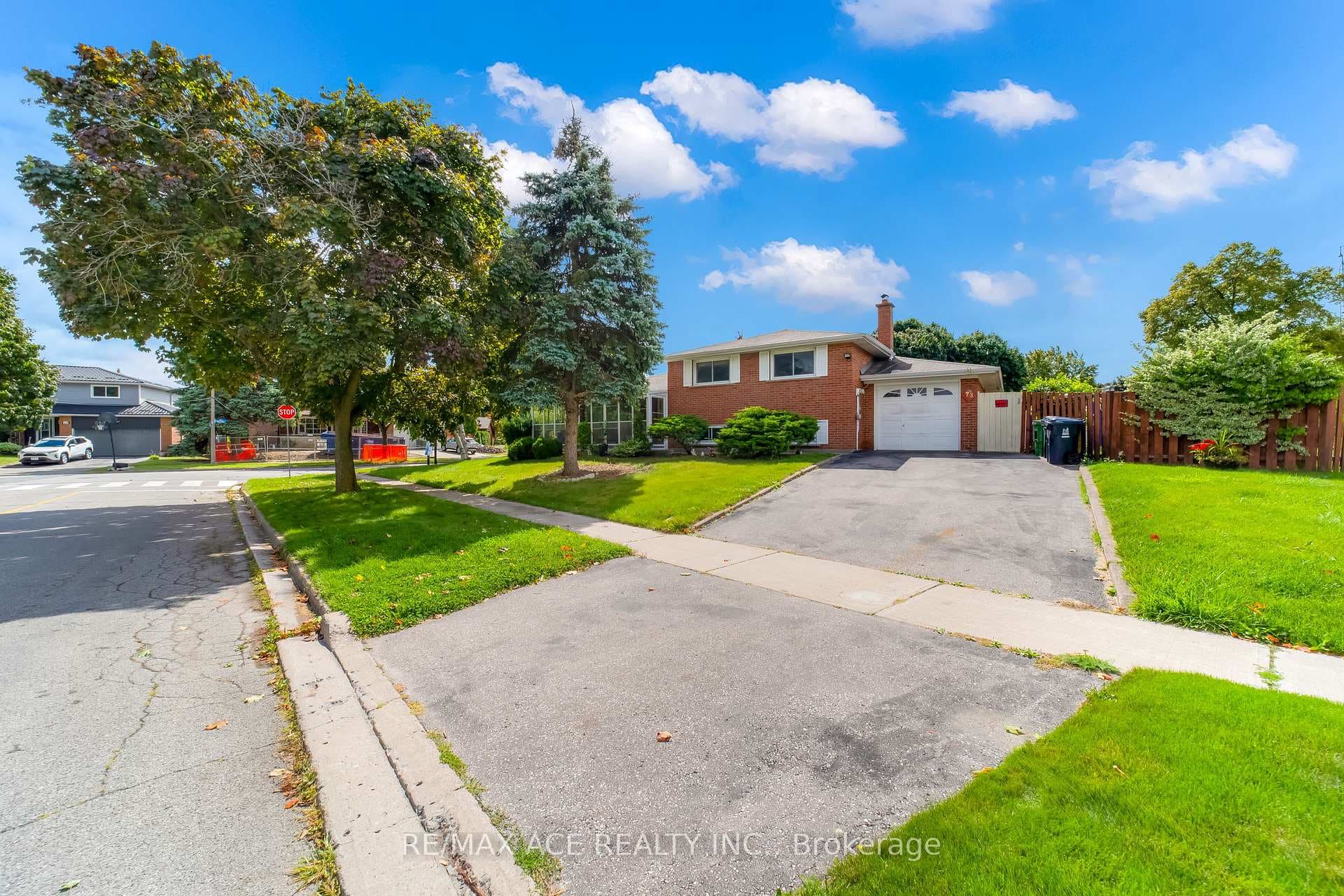 73 Erinlea Crescent photo 1