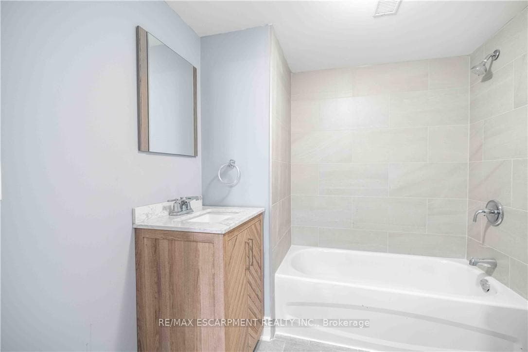 195 Wood Street photo 22