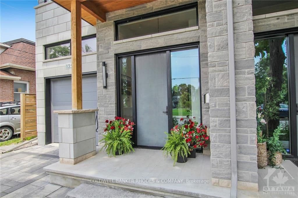 135 CARLETON Avenue photo 2