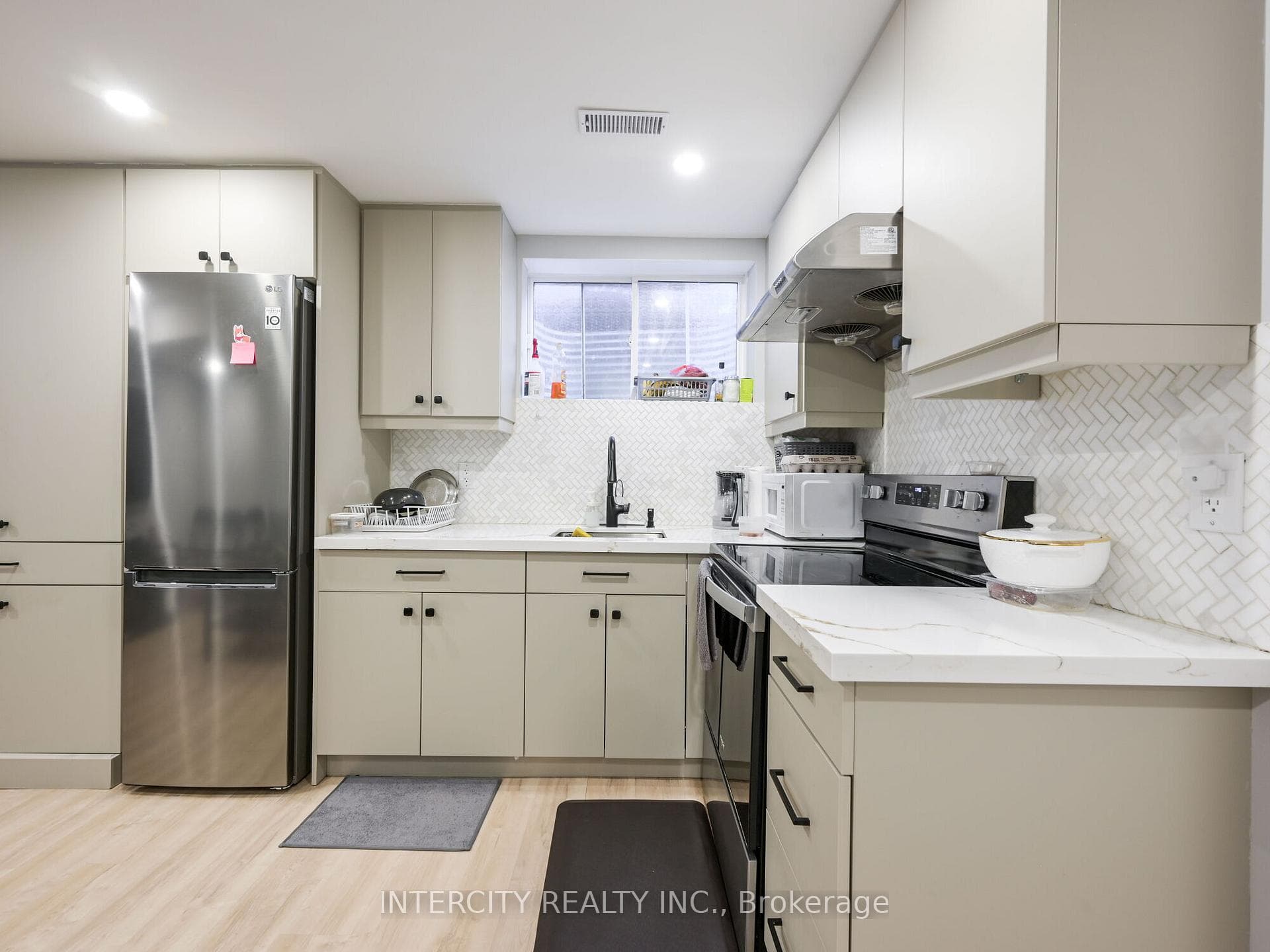 180 Newhouse Boulevard photo 34
