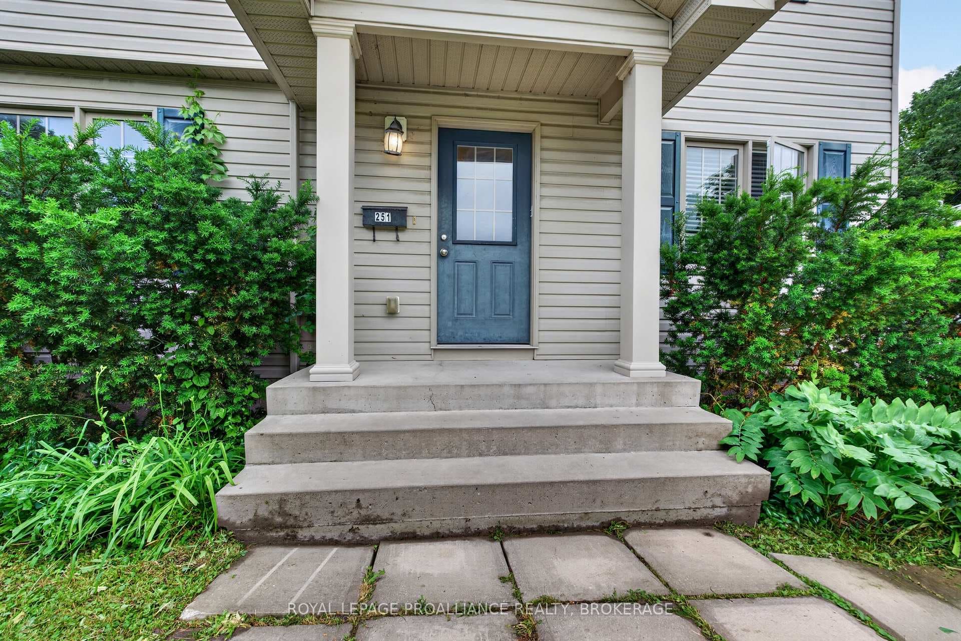 251 Yonge Street photo 4
