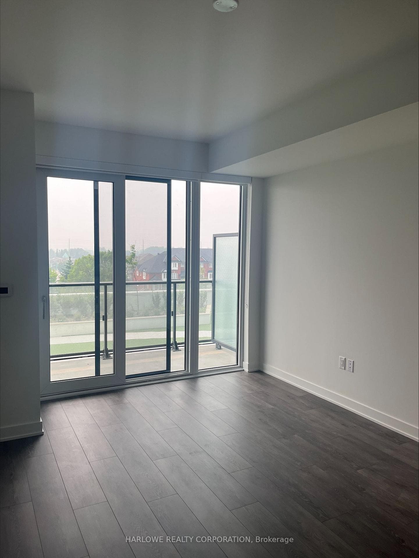 95 Oneida Crescent Unit 401 photo 2