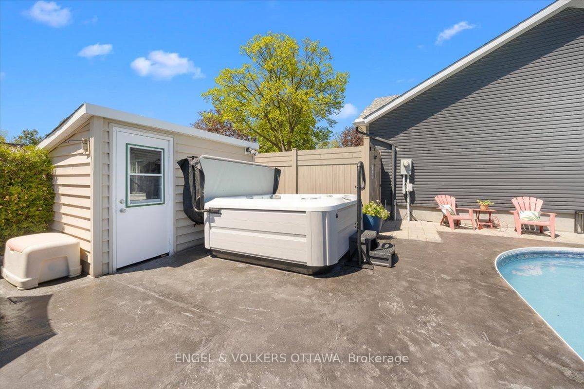 1005 Gold Crescent photo 37