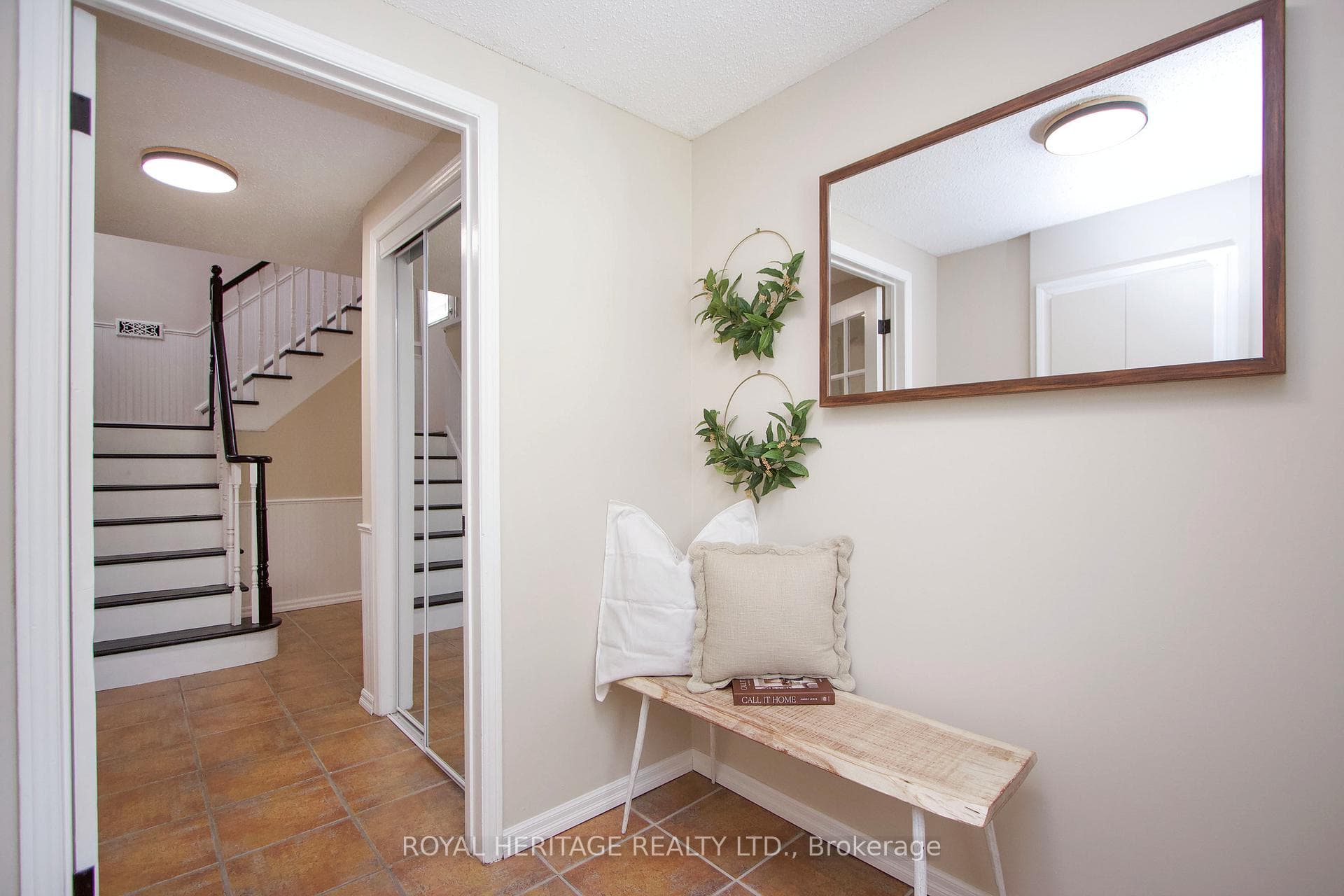 655 Dunn Crescent photo 3