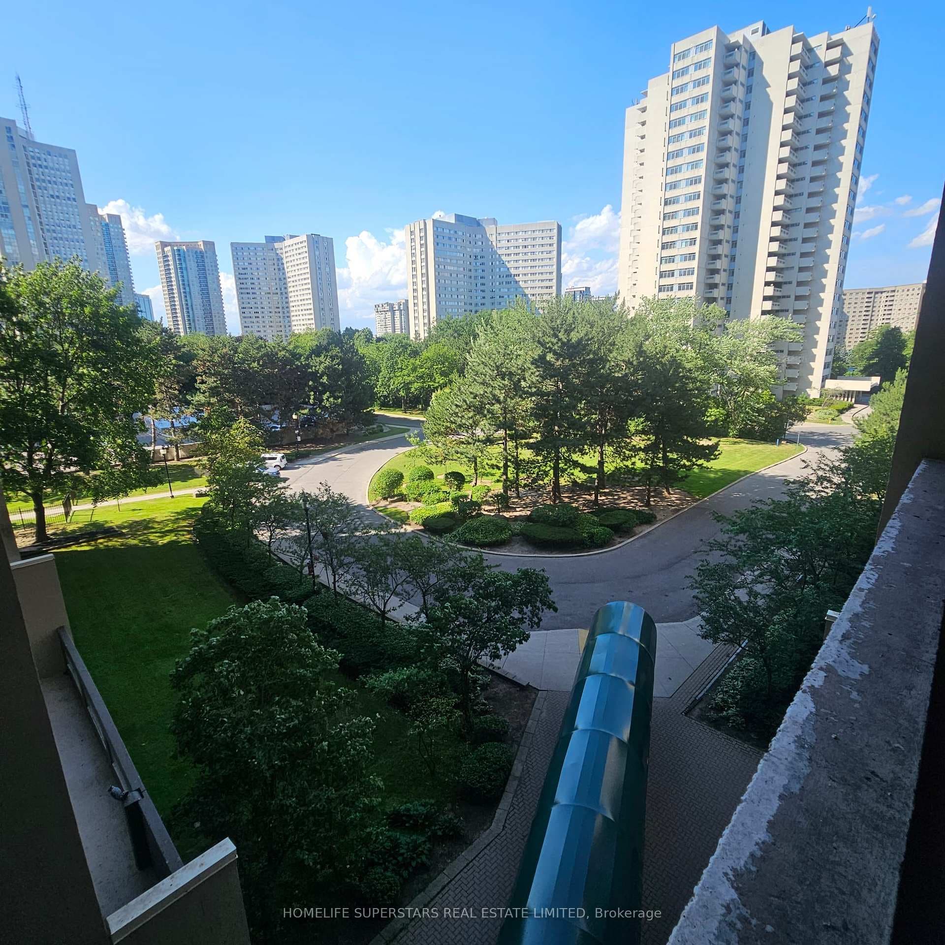 3590 Kaneff Crescent Unit 506 photo 1