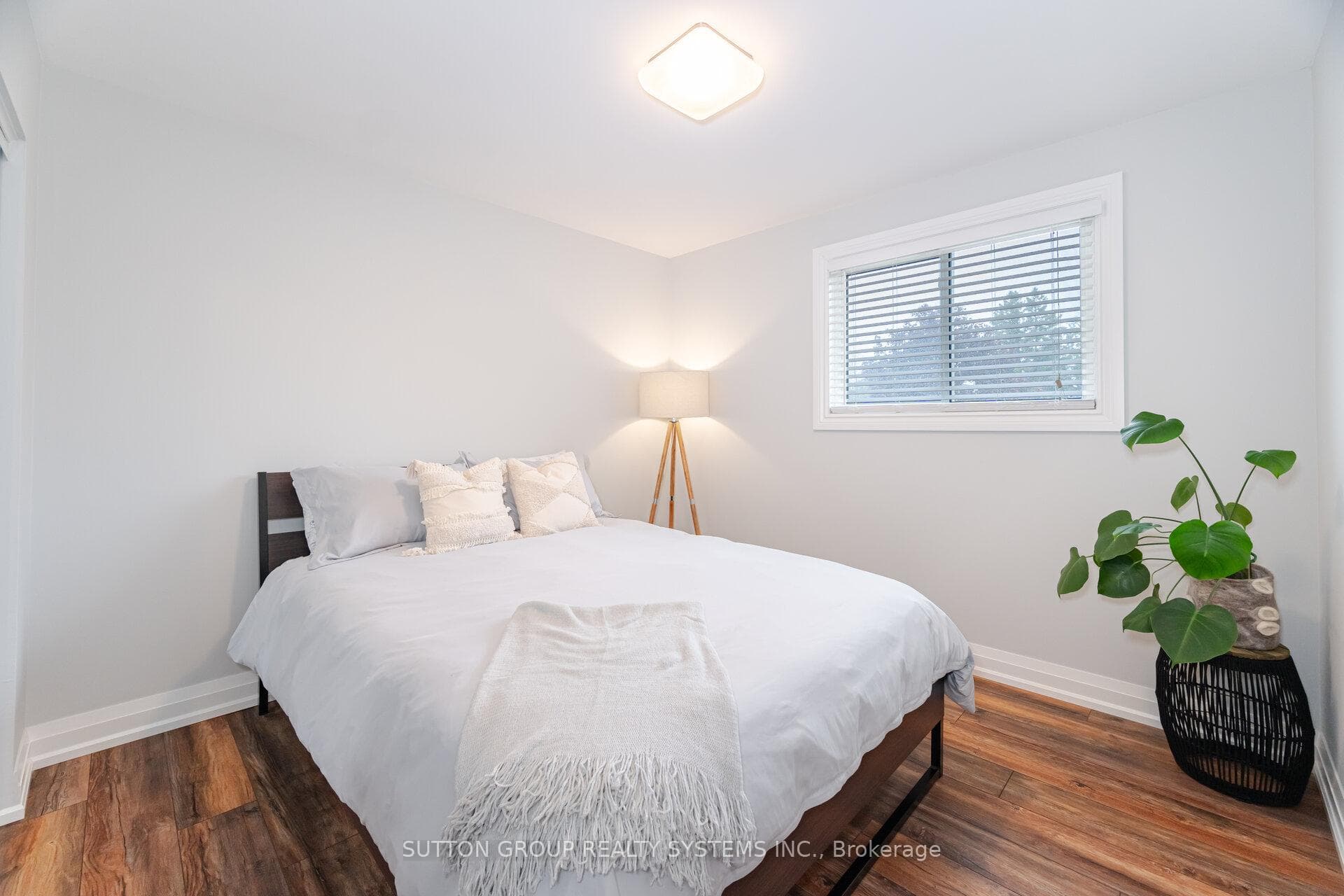 175 Connaught Crescent photo 27