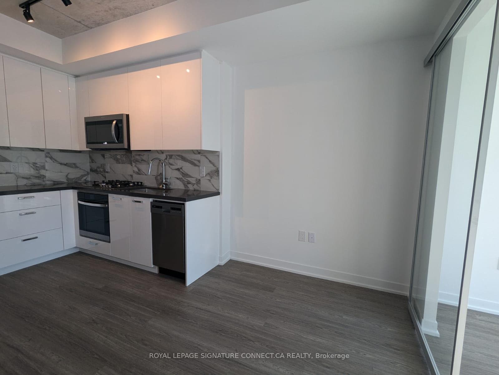 195 McCaul Street Unit 220 photo 5