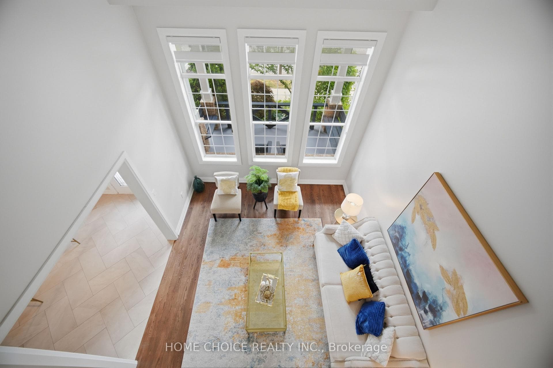 670 Dolby Crescent photo 22