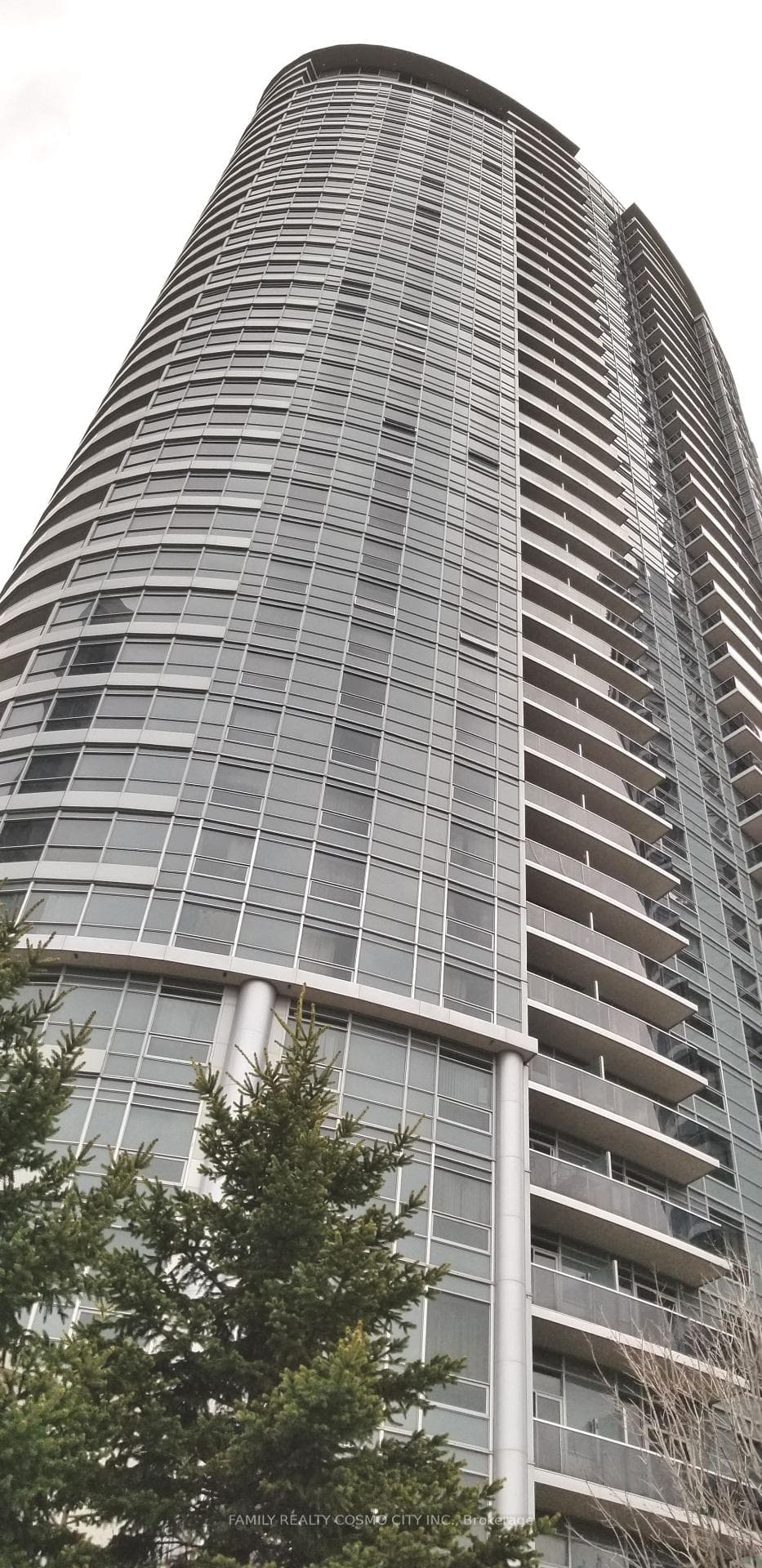 135 Village Green Square Unit 820 photo 1
