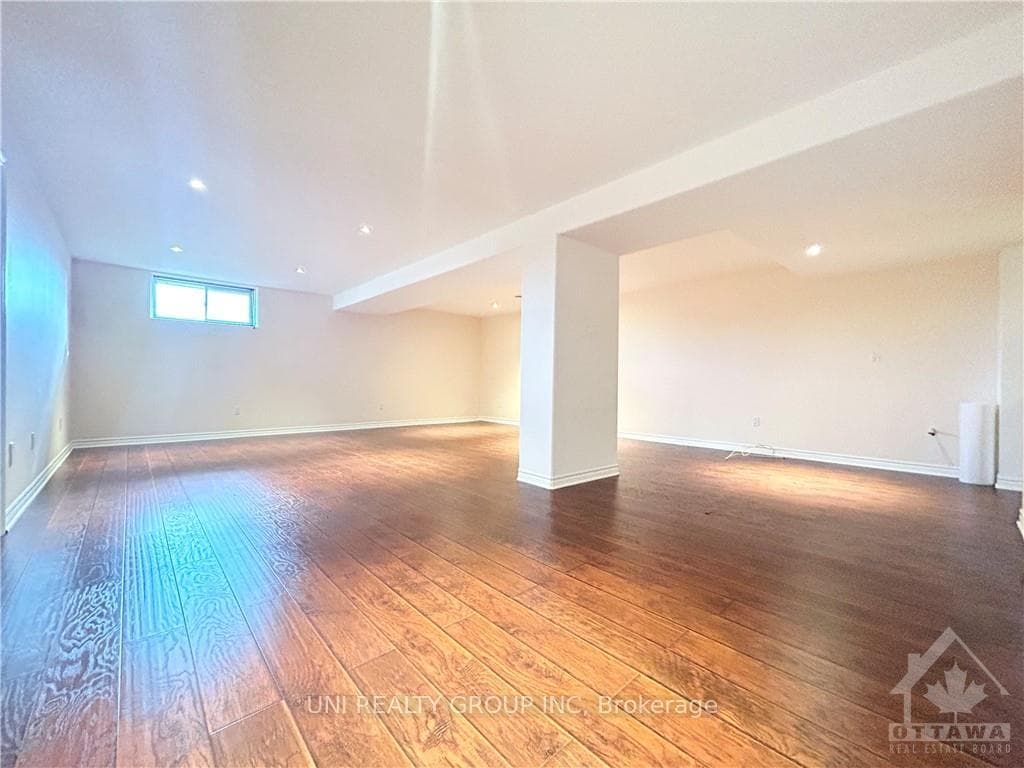 228 PONDVIEW Crescent photo 18