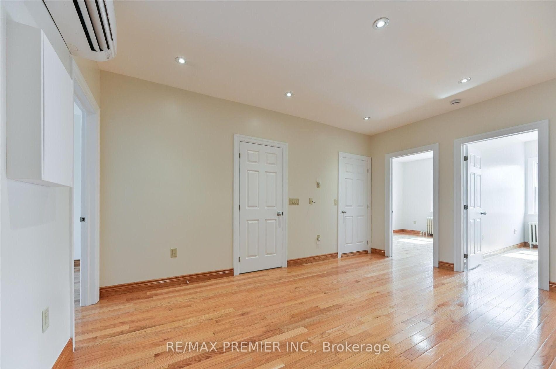 1575 Bayview Avenue photo 13