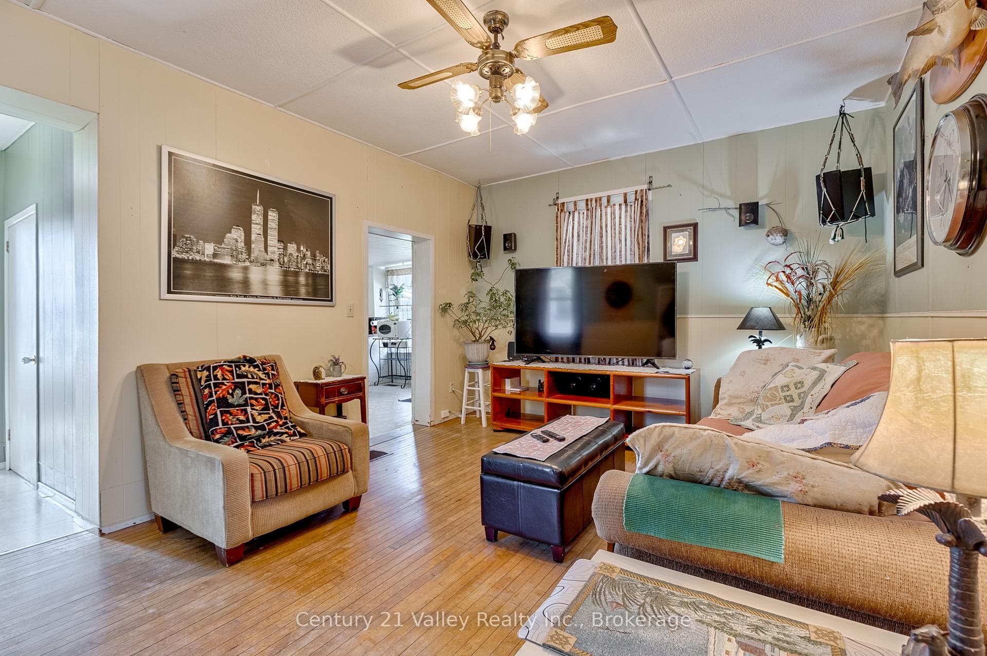 442 Moffat Street photo 17
