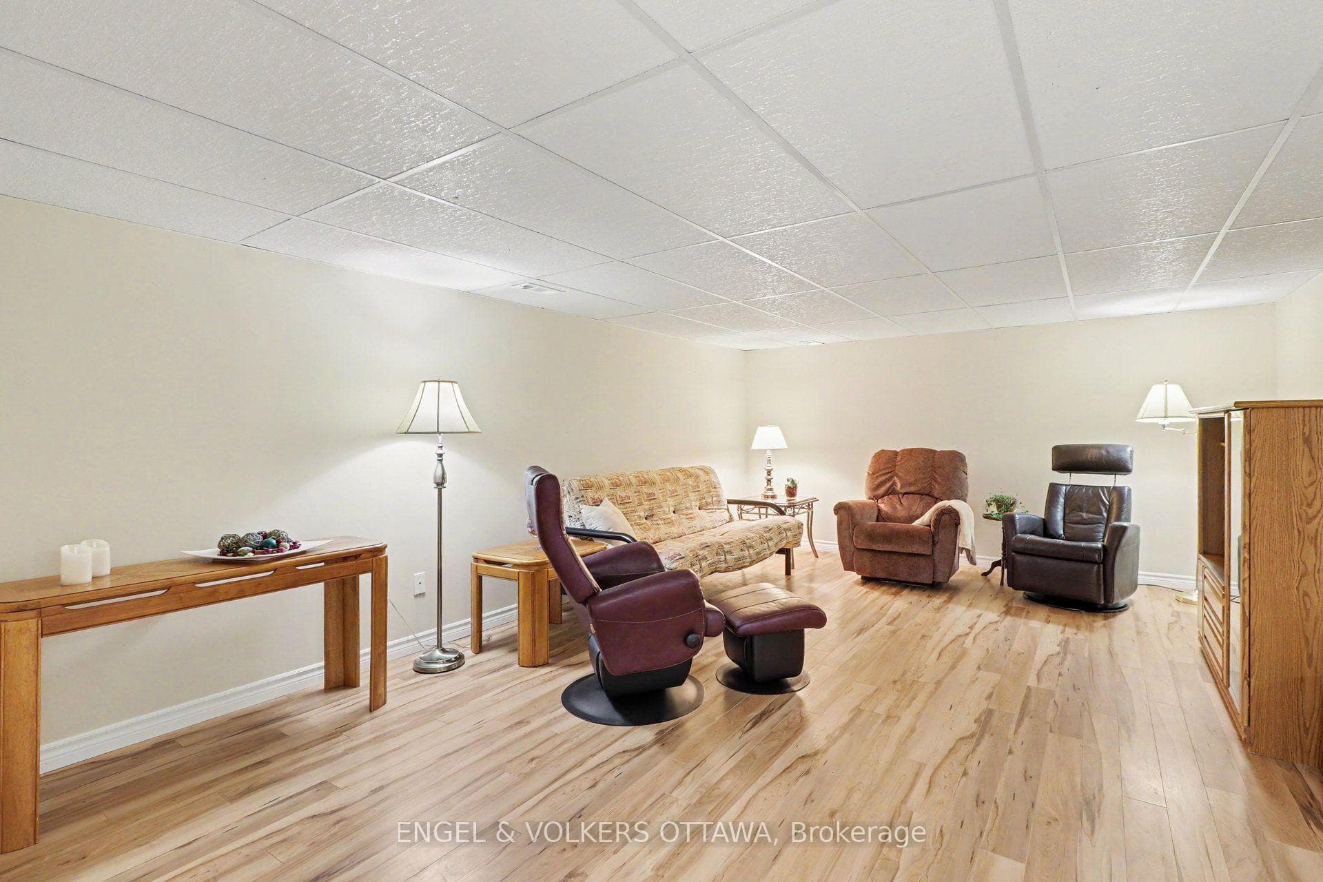 1331 Alloway Crescent photo 20